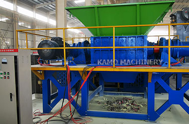 Double shaft shredder easily shreds waste hydraulic gas tanks and fire extinguis