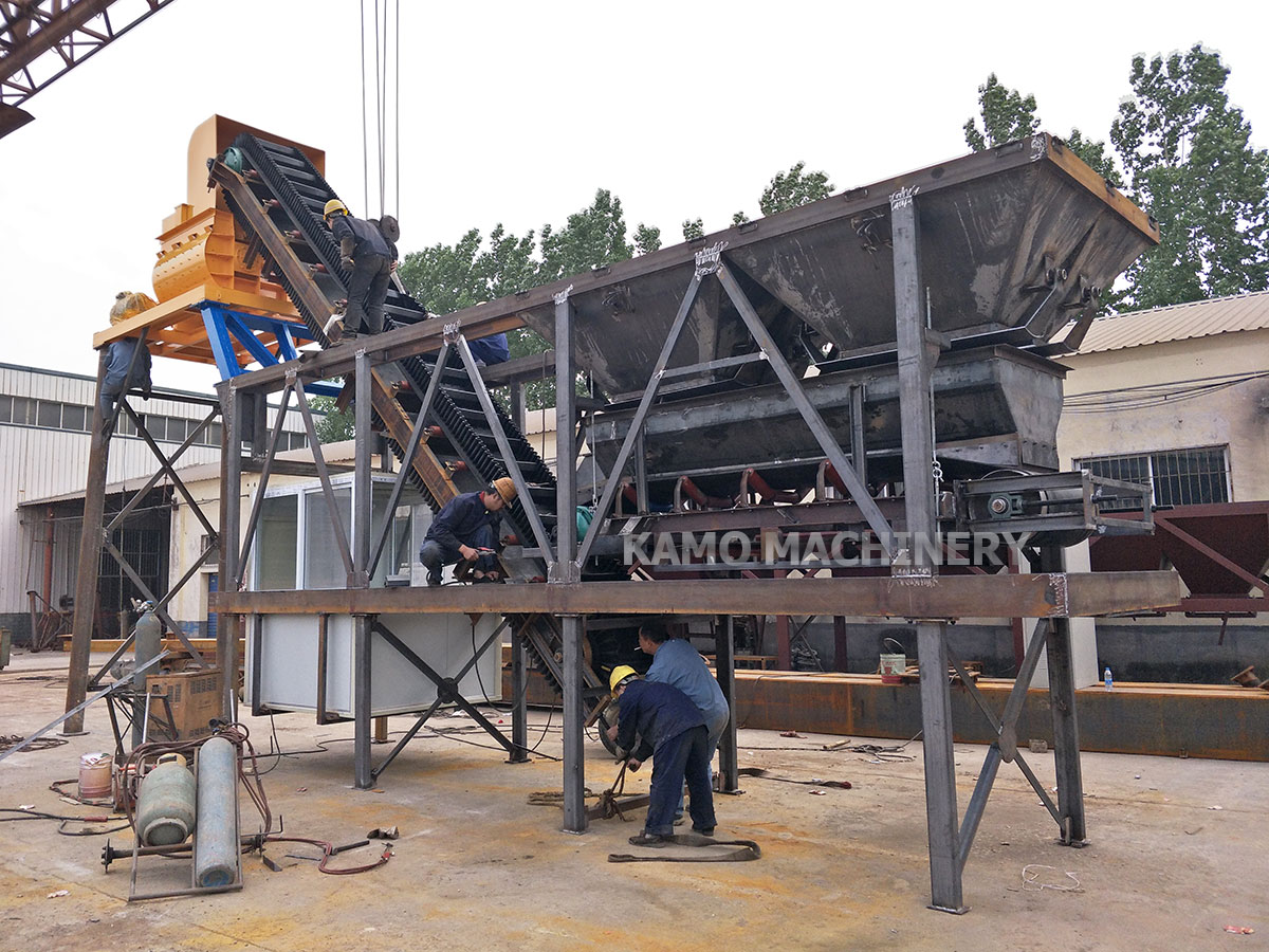 Mobile concrete mixing plant