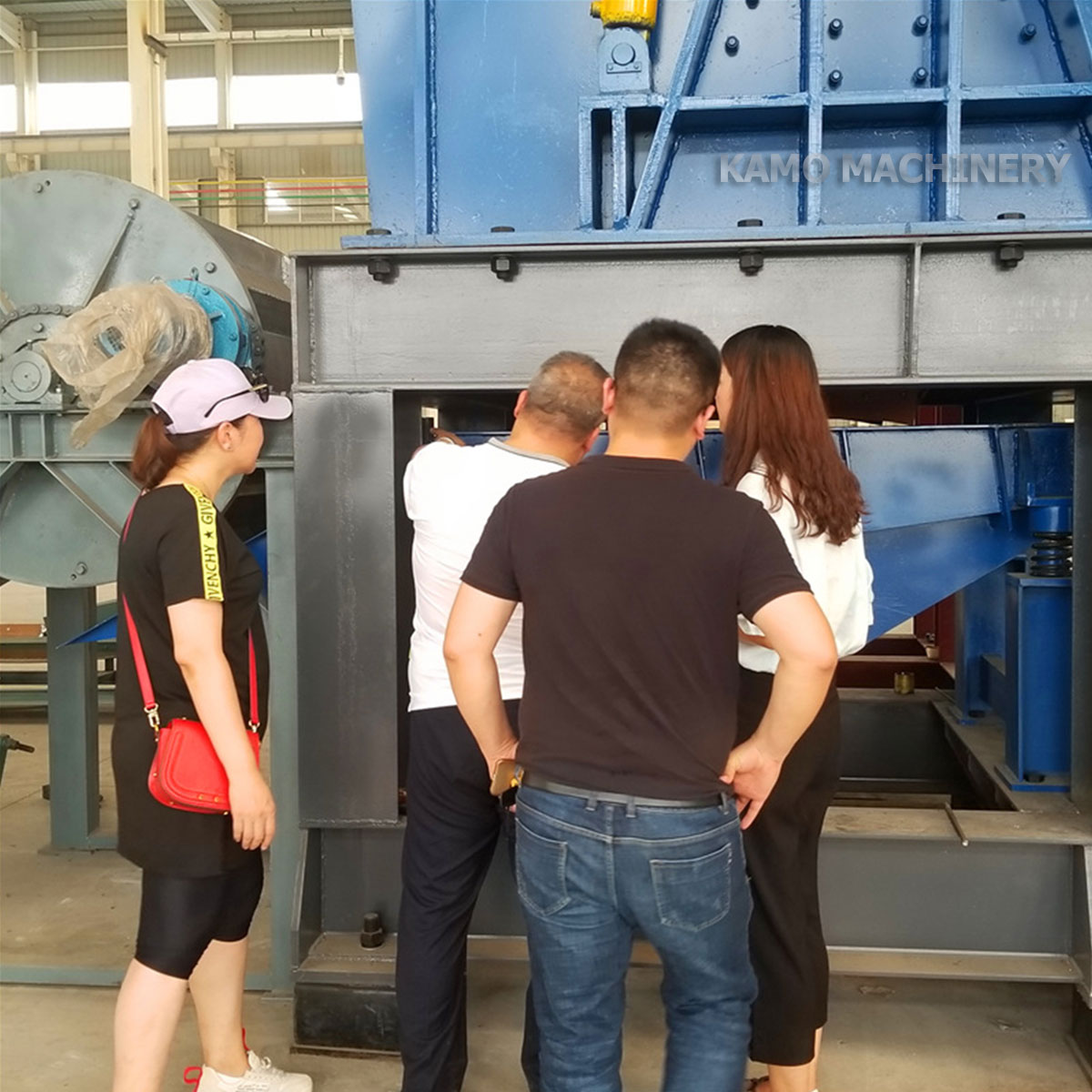 Foreign customers visit the machine